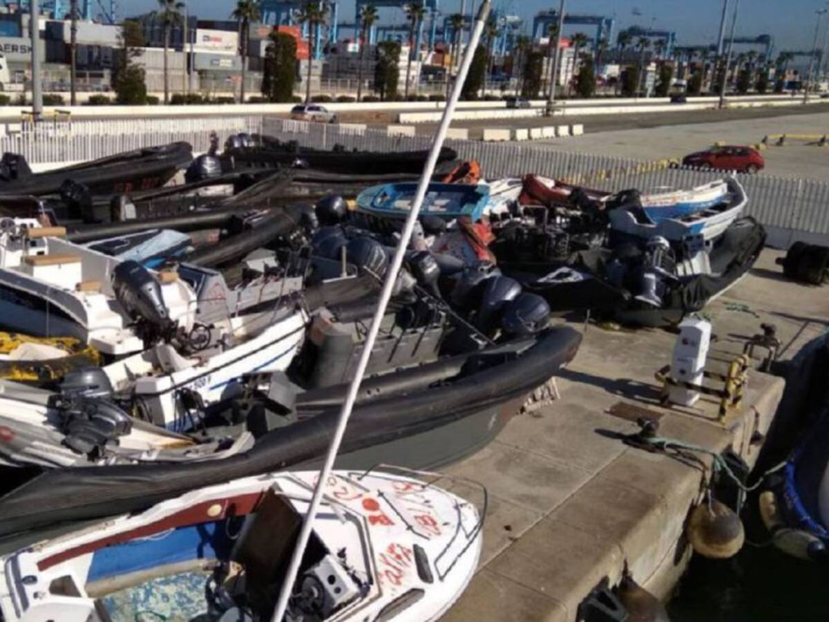 Interior comienza a destruir las narcolanchas apiladas en el puerto de Algeciras