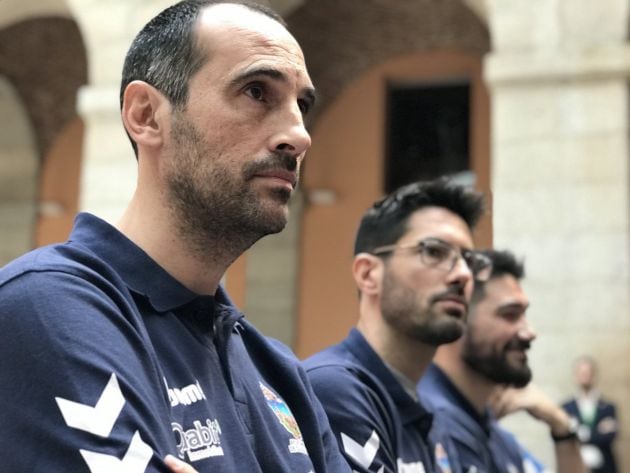 El técnico César Montes y los jugadres Javi Parra y Javi García atentos en la recepción oficial