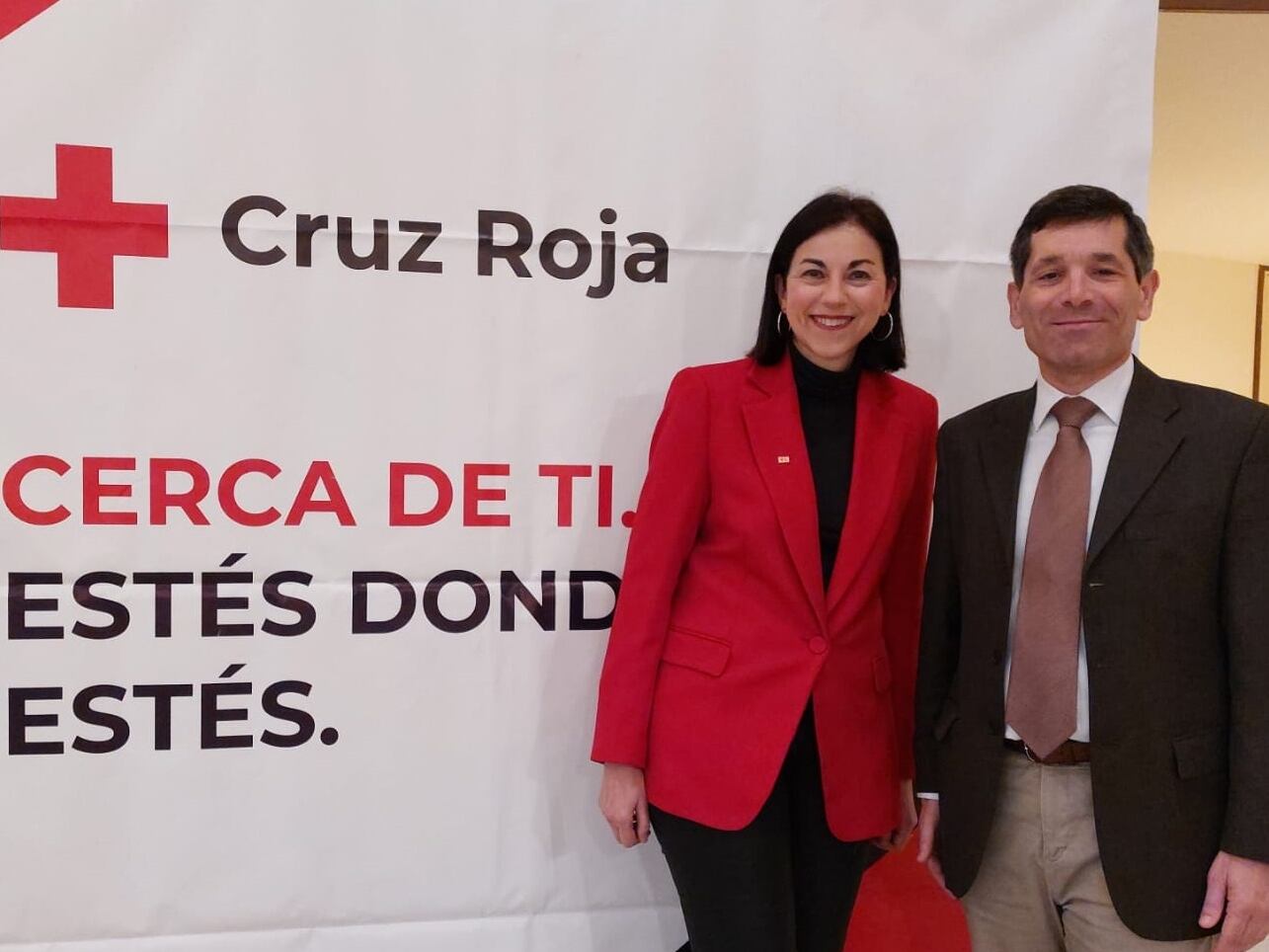 Ana María Pérez del Río, presidenta provincial de Cruz Roja y Paco Hevia, Director Corporativo de Galletas Gullón.