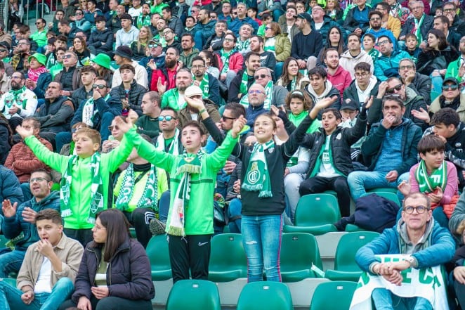 Aficionados del Elche en un partido en el estadio Martínez Valero