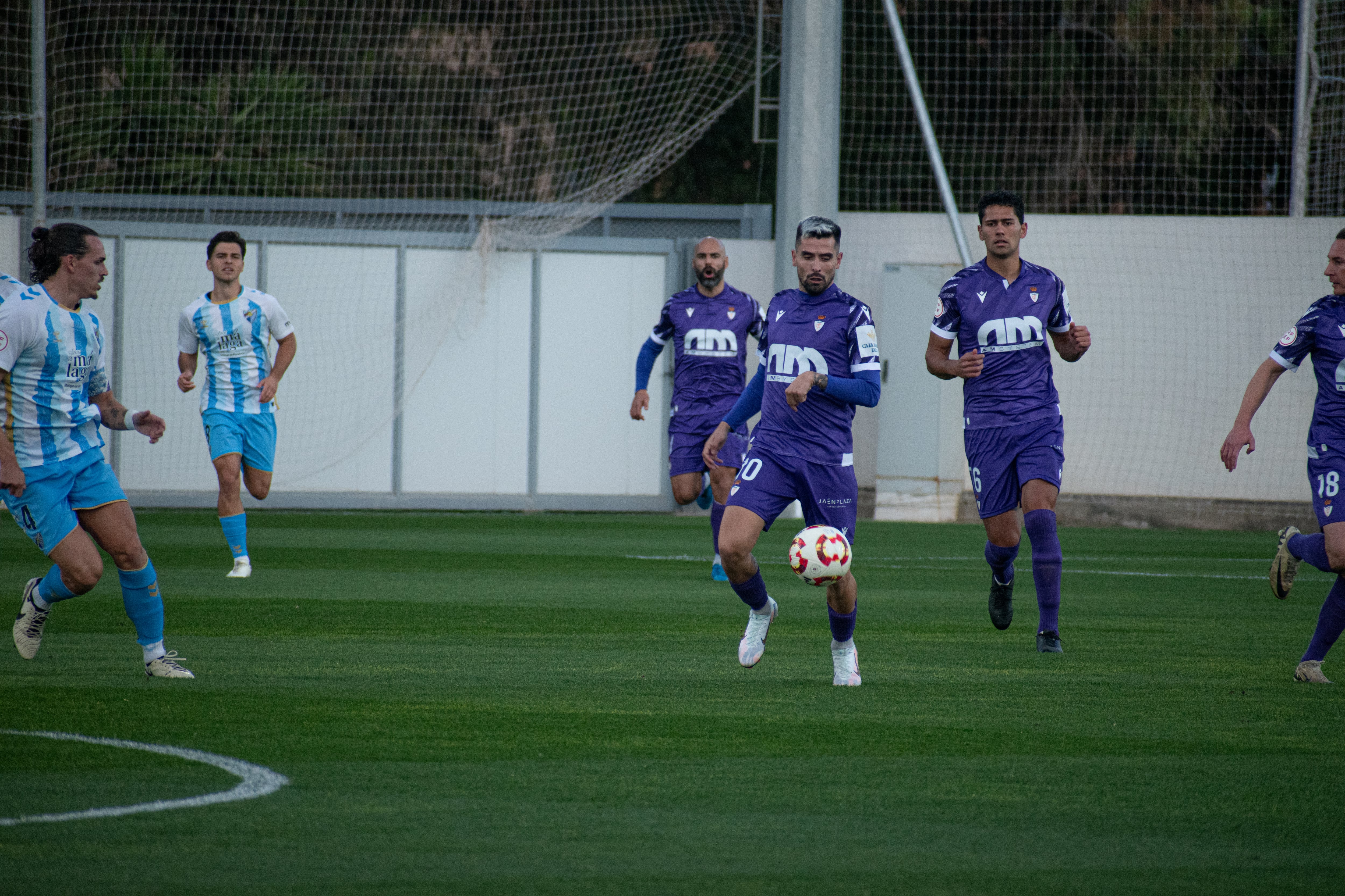 Adri Paz con el balón durante el partido ante el Malagueño.