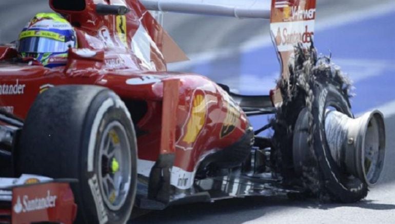 Bólido de Fórmula 1 con la rueda reventada en el Gran Premio de F1 celebrado en Valencia