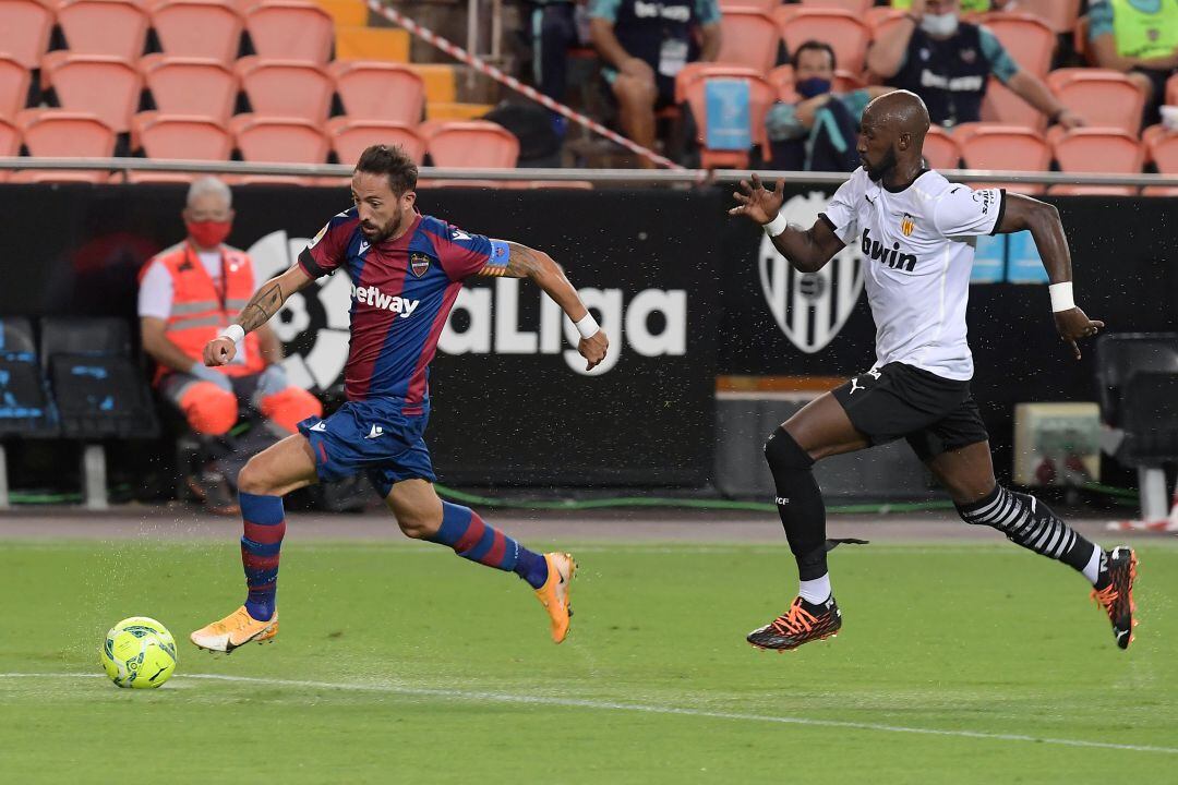Mangala y Morales en el partido de la primera jornada disputado en Mestalla