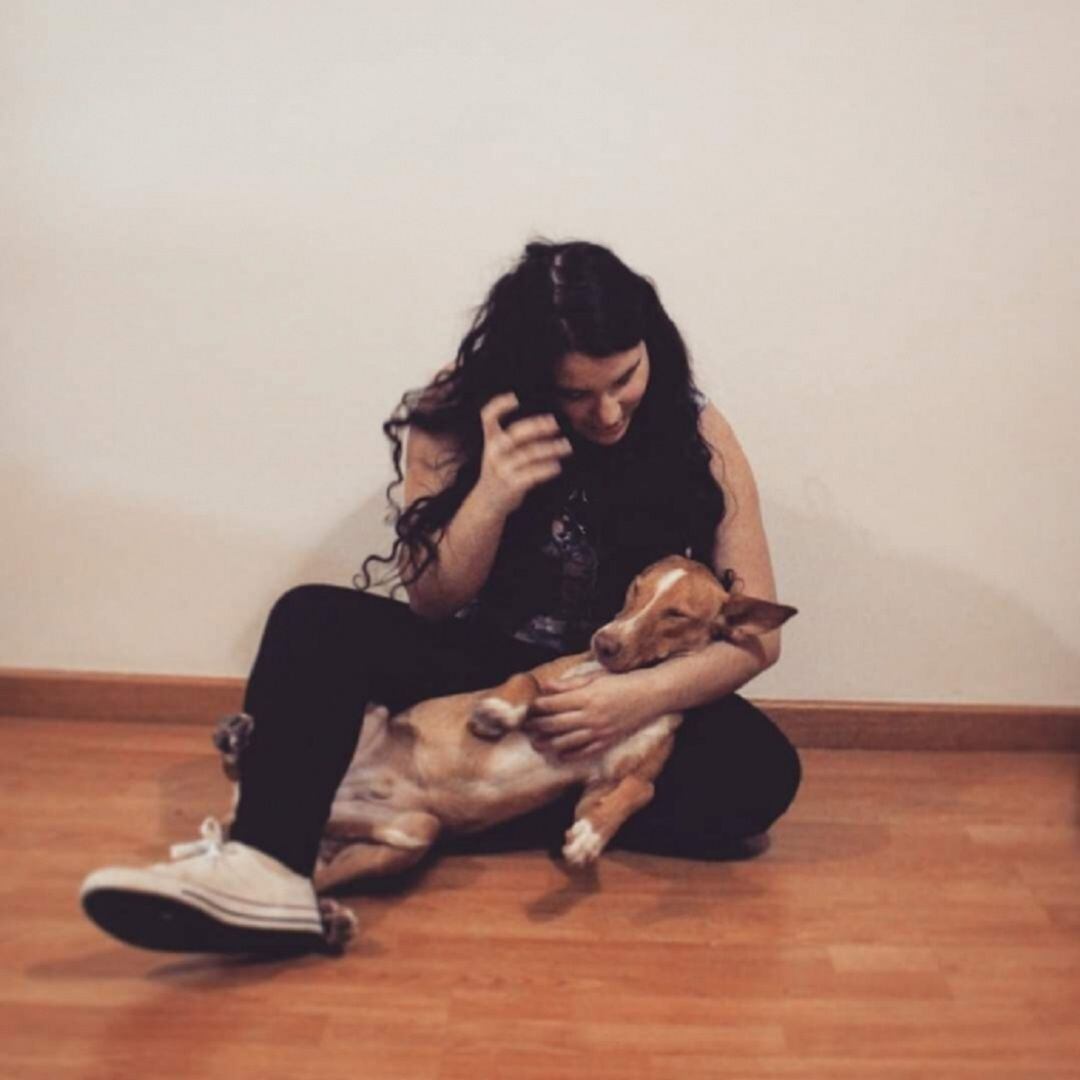Yaiza Dugo Rodríguez y su perro Quero. Foto ganadora del concurso #Reencuentros