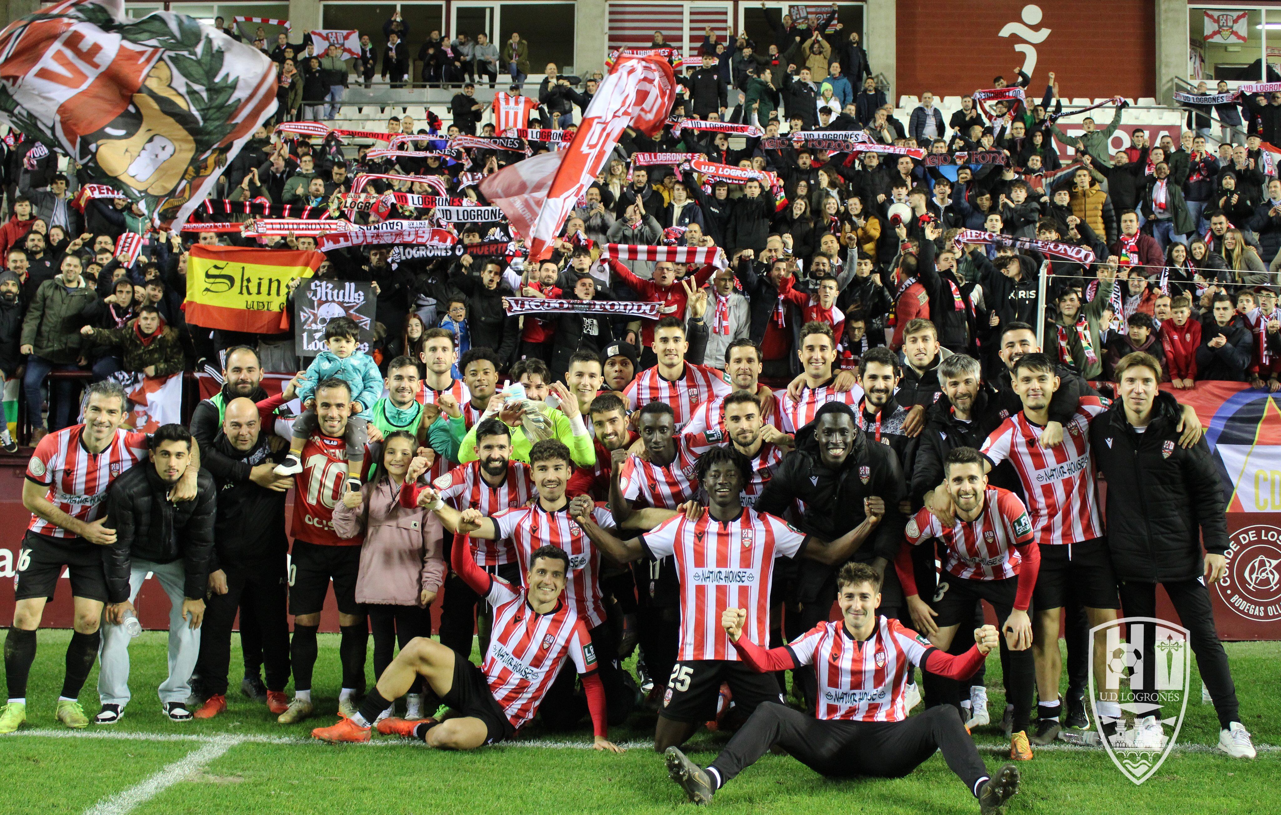 La plantilla de la UD Logroñés celebra junto a su afición la clasificación para la siguiente ronda de la Copa del Rey / UD Logroñés