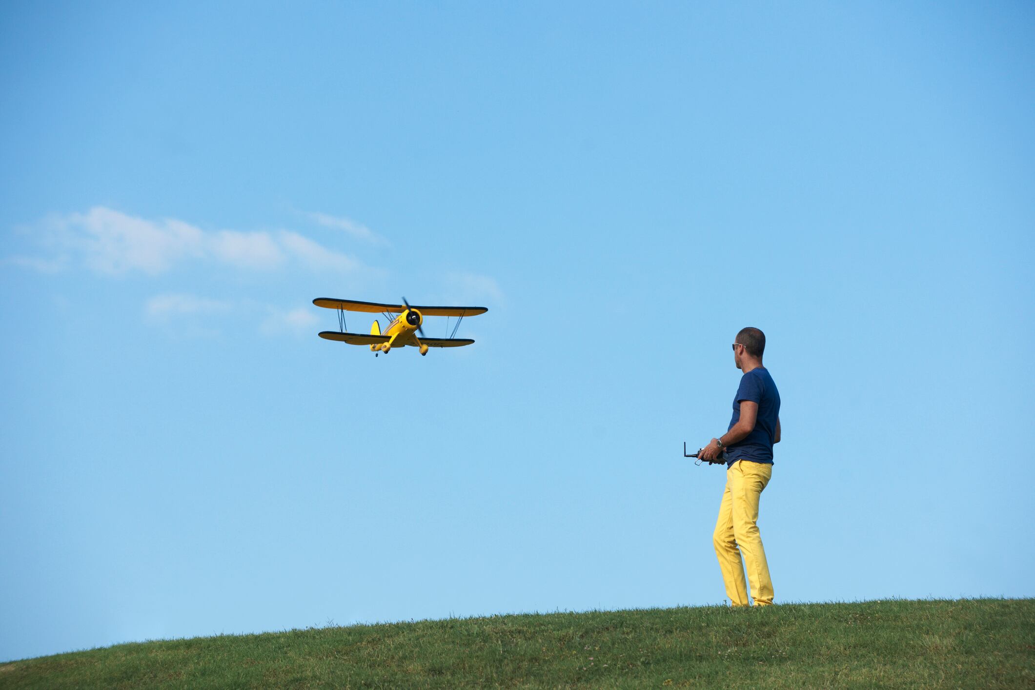 Imagen de archivo de un hombre manejando un avión de aeromodelismo