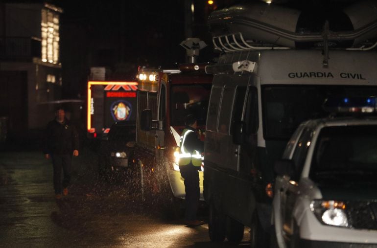 Vehículos de la Guardia Civil y ambulancias custodian una nave industrial en la parroquia de Asados, en Rianxo (A Coruña), donde la Guardia Civil ha localizado el cadáver de Diana Quer