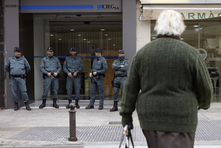 Agentes de la Guardia Civil registran esta mañana las dependencias del grupo municipal del Partido Popular en el Ayuntamiento de Valencia y de la empresa pública Construcciones e Infraestructuras Educativas (Ciegsa), dependiente de la Generalitat. 