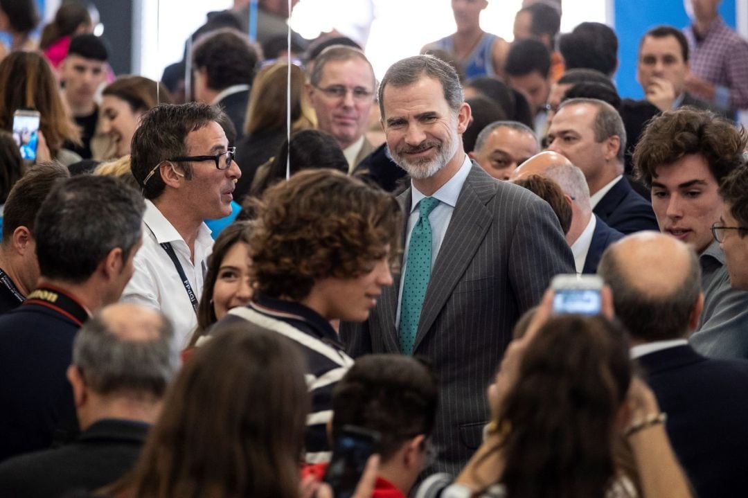 El rey Felipe VI momentos antes de presidir este miércoles el jurado que concedió el Premio Princesa de Girona en su modalidad de Empresa, al neurólogo Ignacio Hernández.