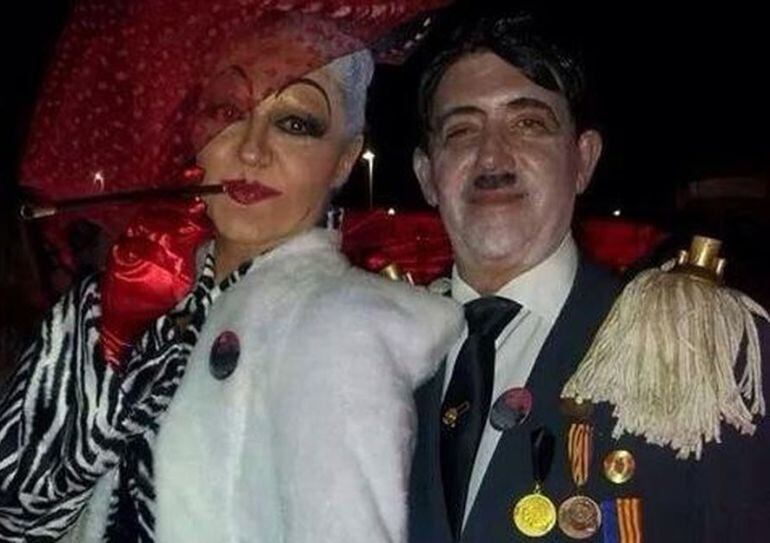 El concejal popular Toni Rodríguez disfrazado de Hitler en Halloween