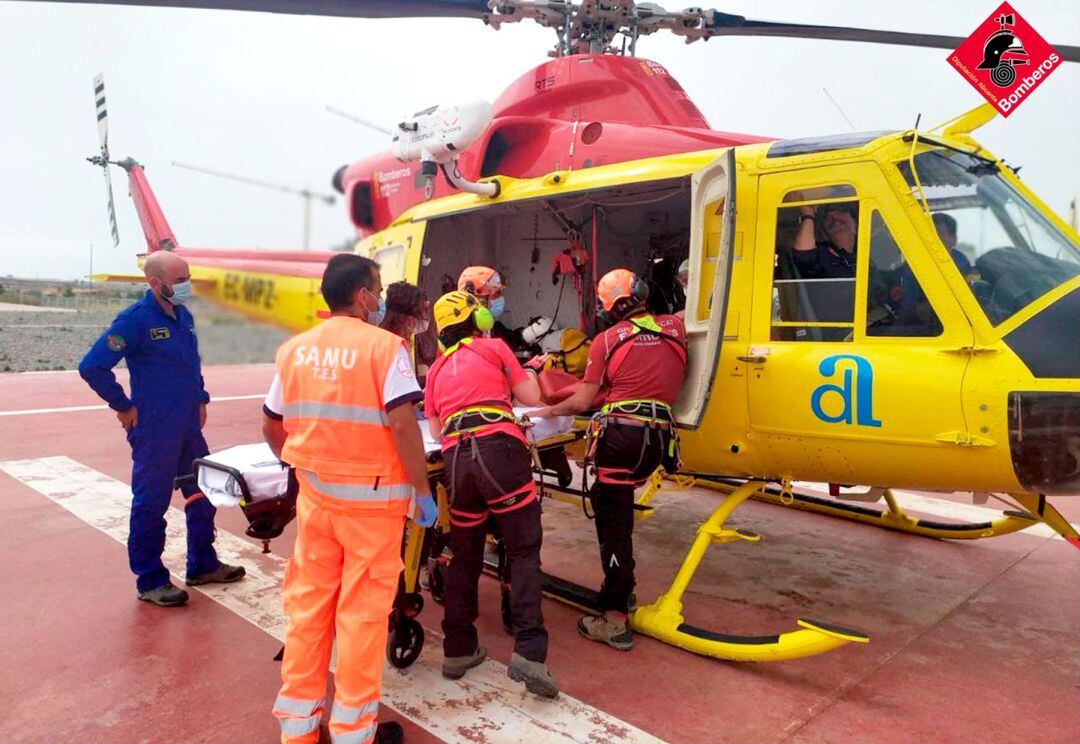 Un instante en el que introducen a la víctima en el helicóptero de rescate