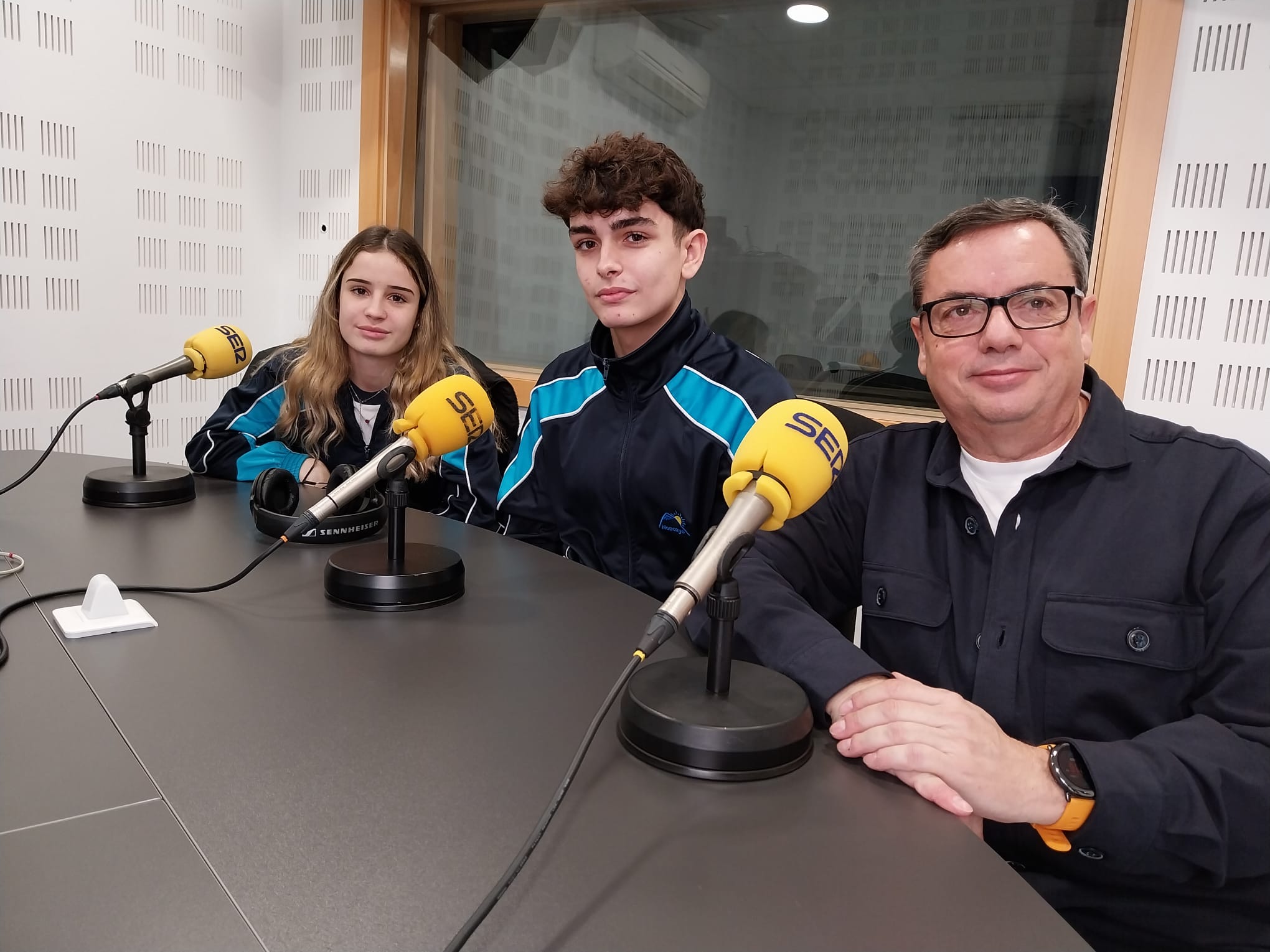 Alumnos del colegio Moncayo de Fuenlabrada junto con su profesor Jesús Saiz hablan de la exposición sobre la mujer en campos de concentración nazis, que se puede ver en el centro.