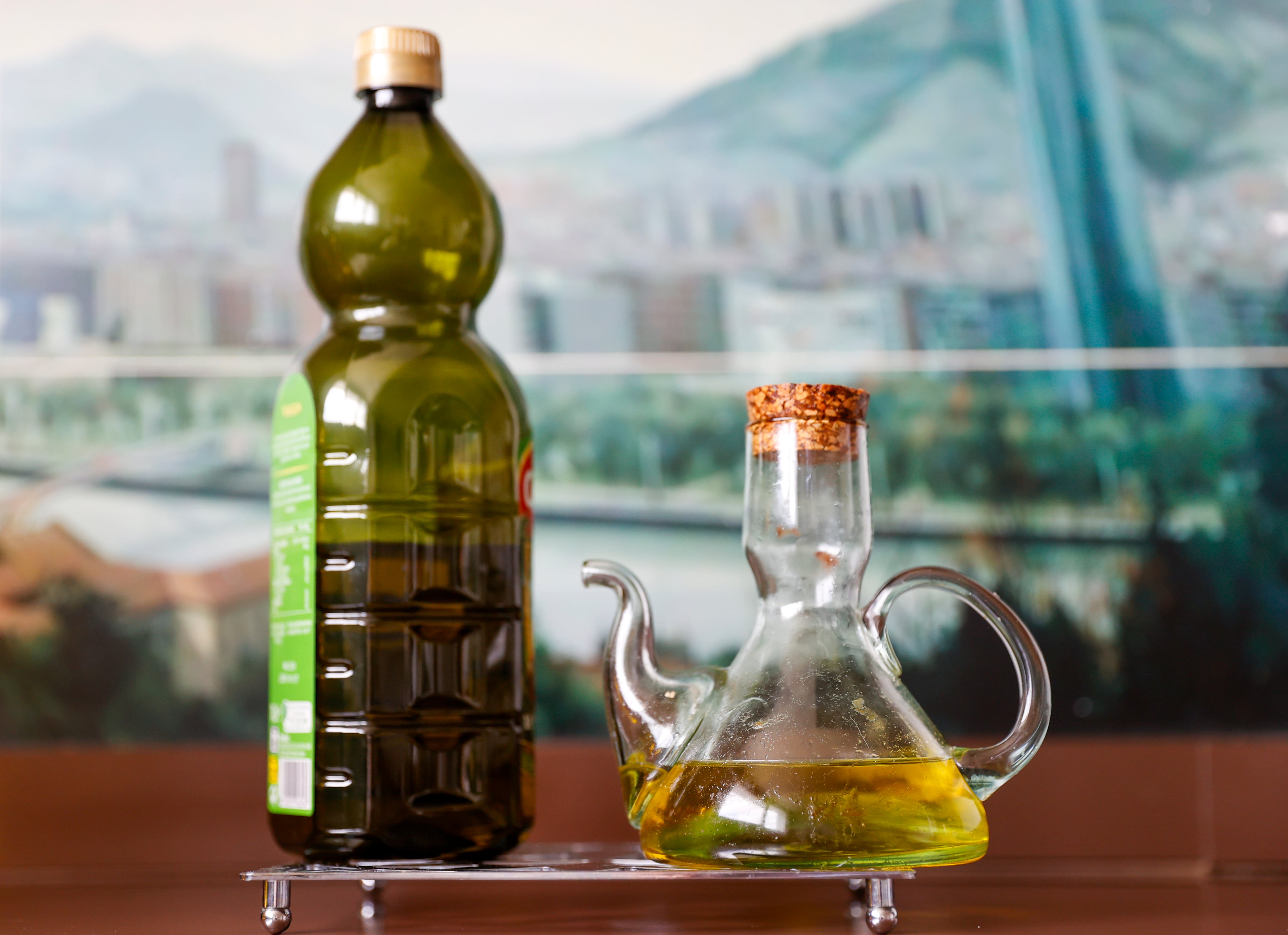 -FOTODELDÍA- BILBAO, 30/08/2023.-Una botella y una aceitera con aceite de oliva virgen, este miércoles se ha dado a conocer que el precio del aceite de oliva virgen extra (AOVE) se ha incrementado un 15,4 % desde la primera quincena del mes de julio, con lo que el precio medio por litro ha pasado de 8,16 euros a 9,42 euros y, en algunas marcas, supera los 12 euros, según un análisis de la organización de consumidores OCU. EFE/Luis Tejido.
