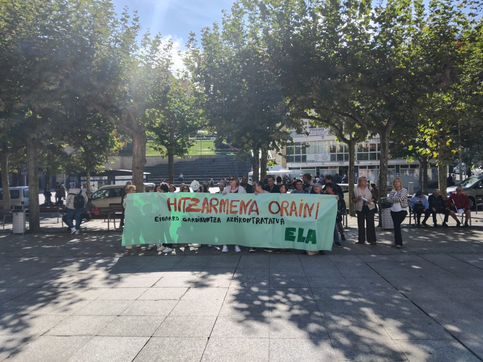 Concentración en Unzaga del personal de limpieza de las instalaciones municipales de Eibar