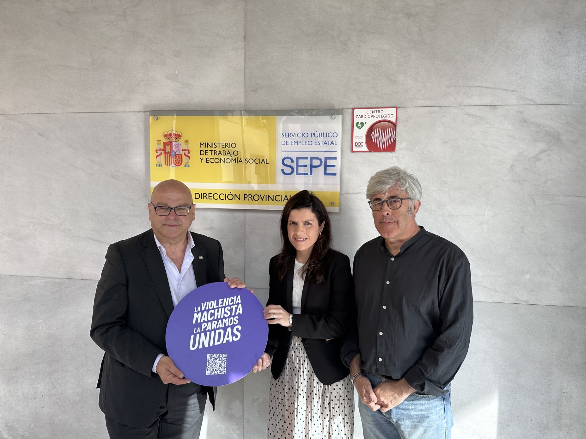 El subdelegado del Gobierno de España en Jaén, Manuel Fernández, junto la directora provincial del Servicio Público de Empleo Estatal (SEPE), Isabel Mendoza y el responsable de la Unidad contra la Violencia sobre la Mujer de la Subdelegación del Gobierno, Juan Manuel Alarcón.