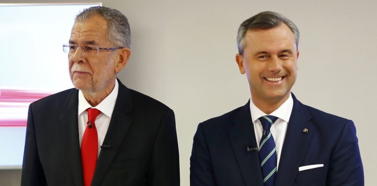 Alexander Van der Bellen (izquierda), candidato de Los Verdes, y Norbert, candidato del ultraderechista FPO, posan juntos antes de un debate en la televisión austriaca. 