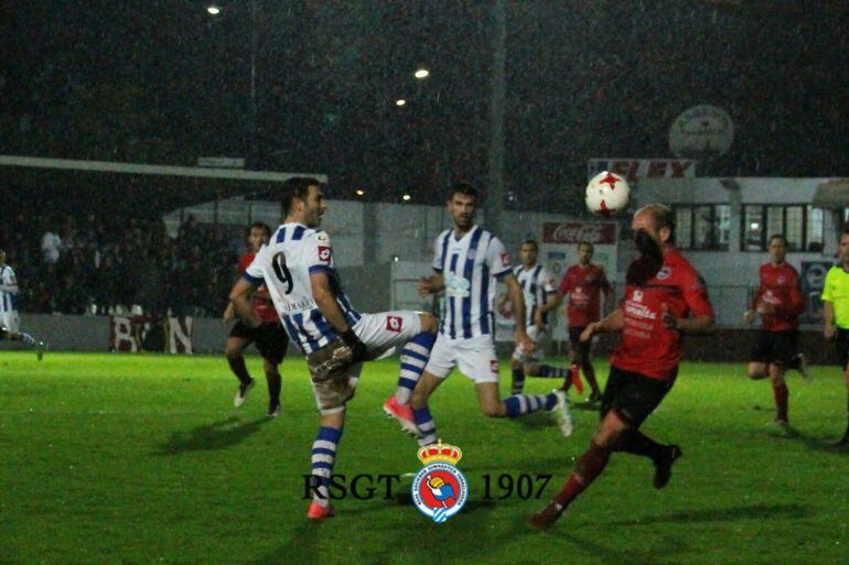 Imagen del intenso duelo entre pejinos y torrelaveguenses