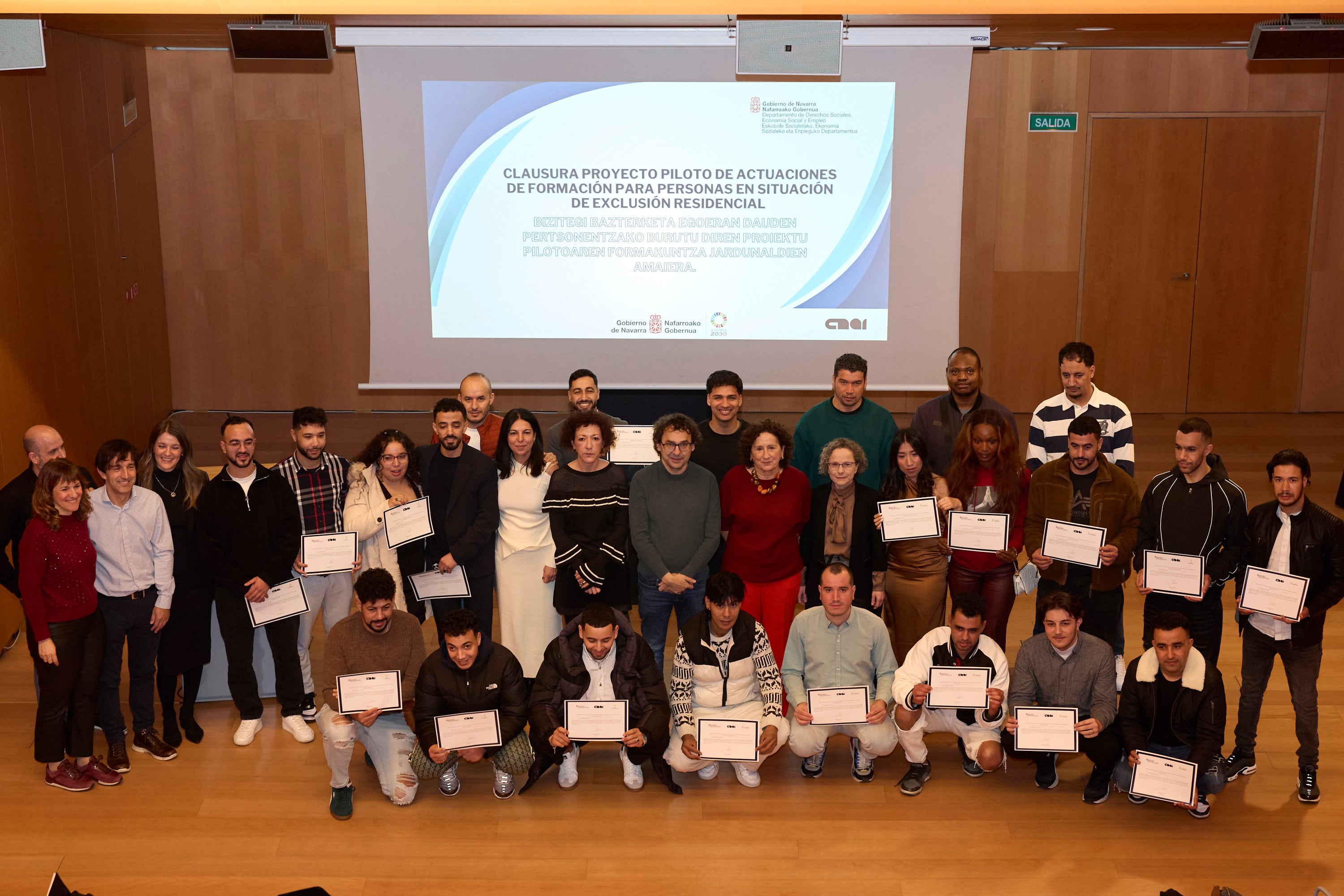 La consejera Maeztu junto a los jóvenes que se han formado estos últimos meses en formación en hostelería y logística