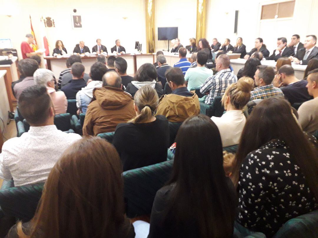 Acusados de meter droga en El Dueso pactan con Fiscalía y evitan el macrojuicio&#039;. Imagen del inicio de la sesión, este martes, en la Audiencia de Cantabria.