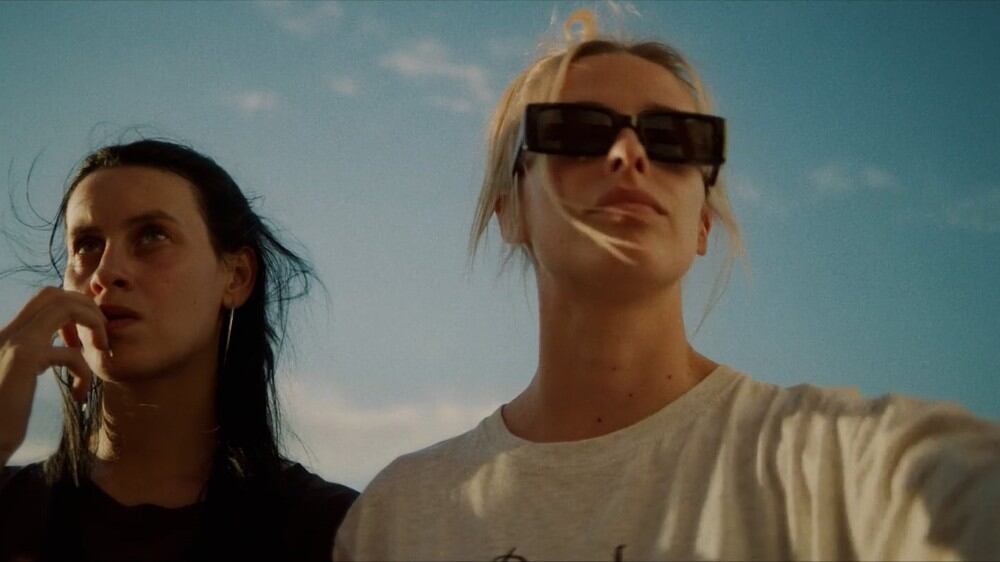 Fotograma 'Libélulas' / En la imagen Milena Smith (Cata) y Olivia Baglivi (Álex)