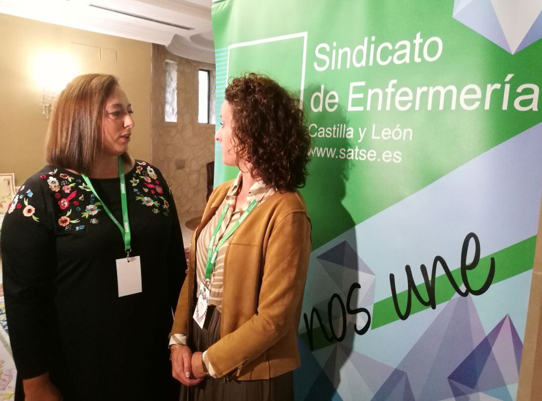 Mercedes Gago (i) conversa con la delegada del sindicato en Segovia Miriam Rubio al comienzo de la asmblea