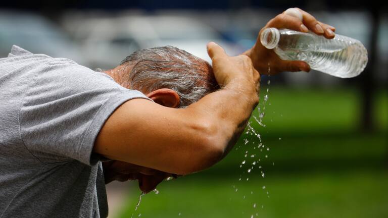 A partir del martes, tocará refrescarse porque vuelve el calor /Salas (EFE)