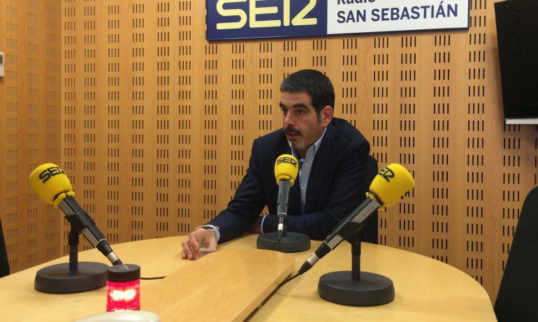 El alcalde, Eneko Goia, en los estudios de Radio San Sebastián.