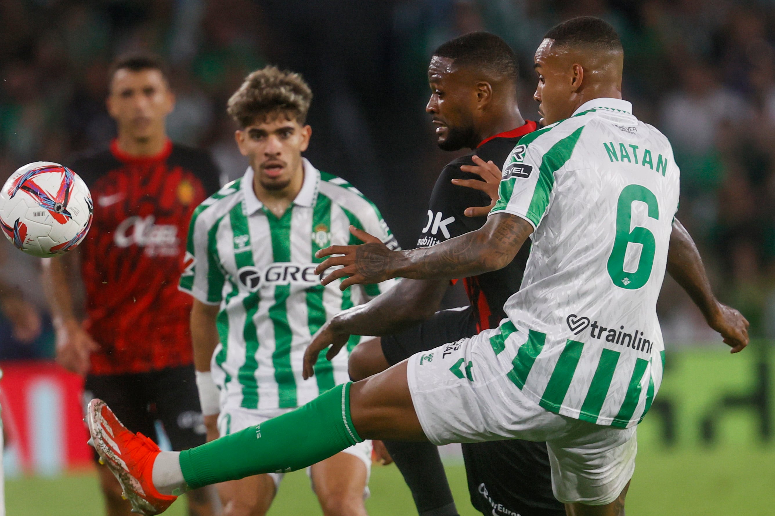 Sevilla, 23/09/2024.- El delantero canadiense del Mallorca, Cyle Larin (i), protege el balón ante el defensor brasileño del Betis, Natan, durante el encuentro correspondiente a la sexta jornada de Laliga EA Sports que Betis y Mallorca disputan hoy lunes en el estadio Benito Villamarín, en Sevilla. EFE/José Manuel Vidal
