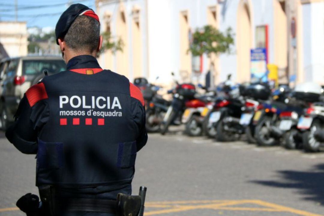 Los familiares de la víctima del tiroteo de Barcelona queman el piso del presunto agresor