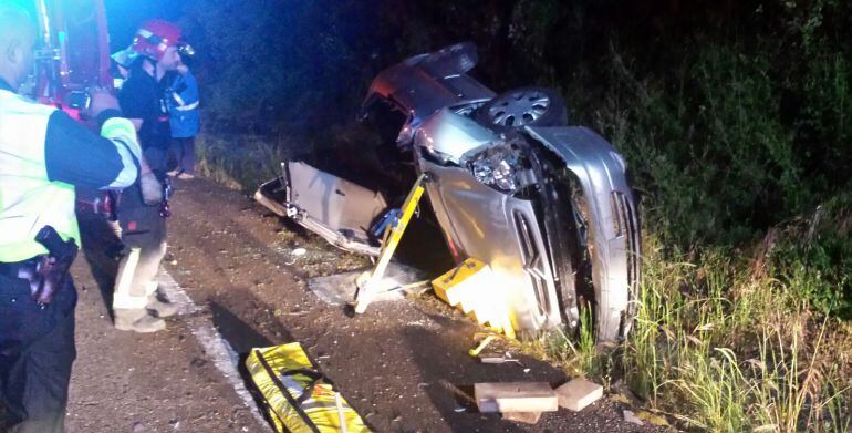 Los bomberos tuvieron que excarcelar el cuerpo ya sin vida del conductor del turismo.