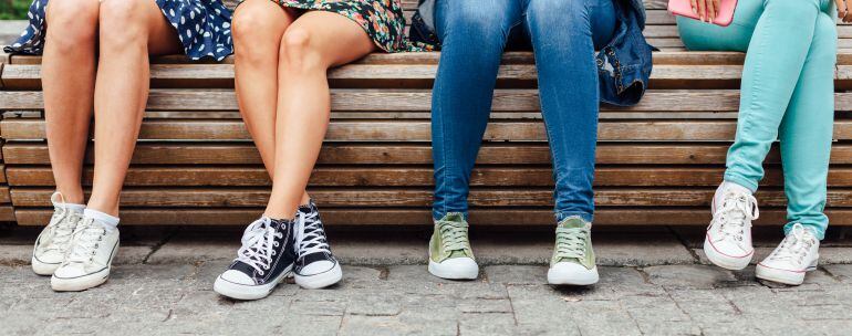 Adolescentes en un banco