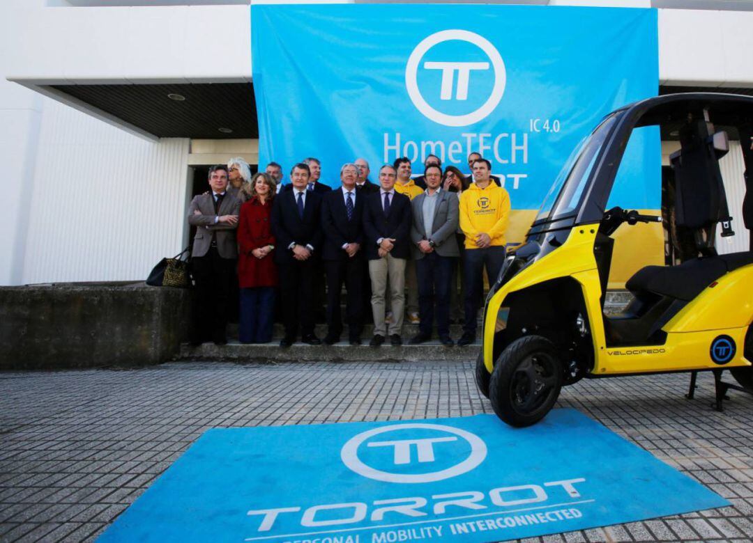 Acto de presentación de la fábrica de Torrot en la nave de Altadis, en Zona Franca