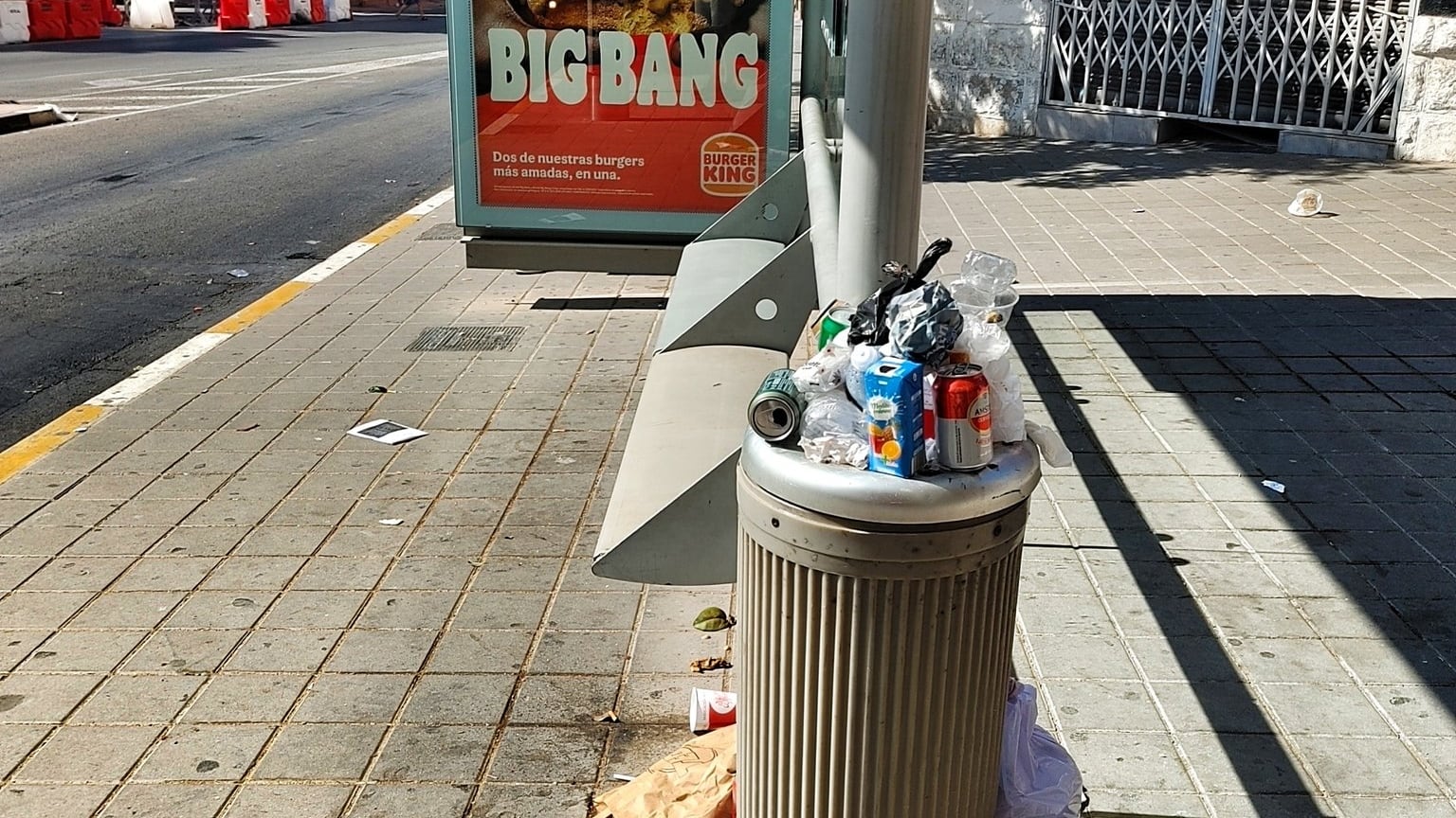 Papelera repleta de basura este domingo 25 de junio. Foto: AlicanTEnecesita