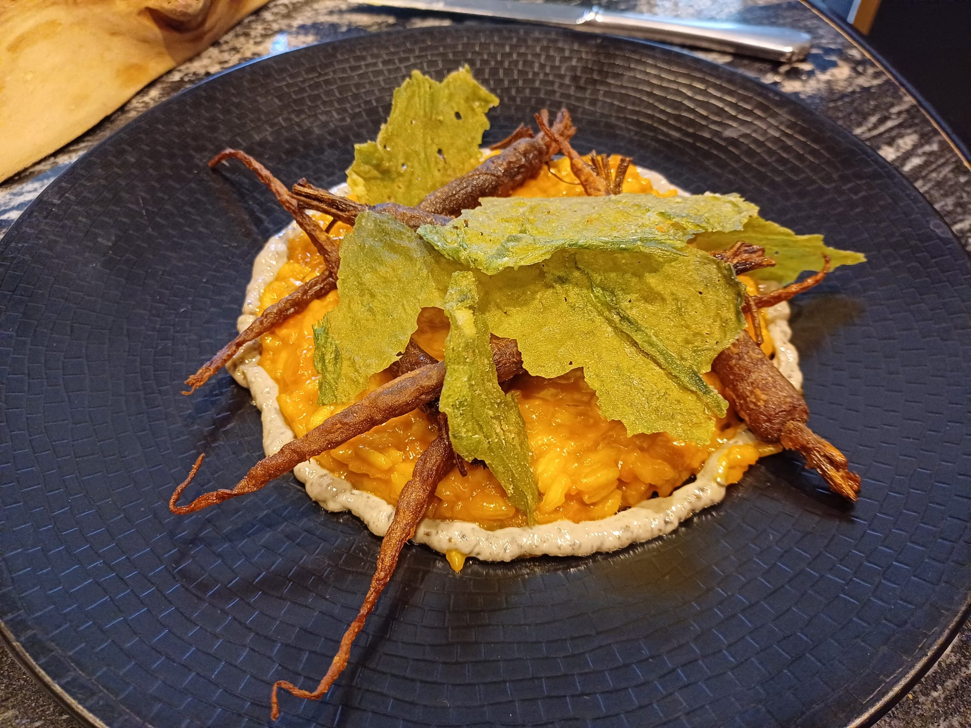 &#039;Rissotto&#039; de zanahorias con algas crujientes y alioli de olivas negras (Virens).