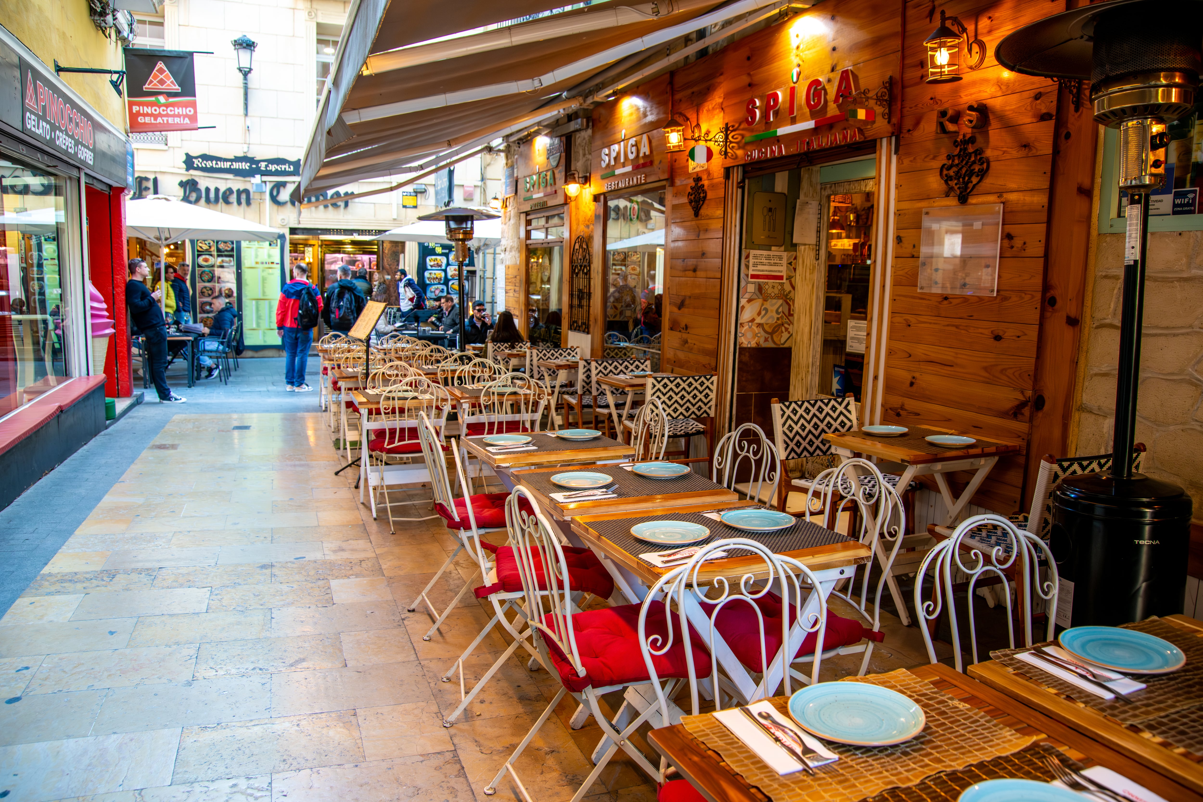 Terraza de un restaurante en el centro de Alicante. Foto: Getty Images