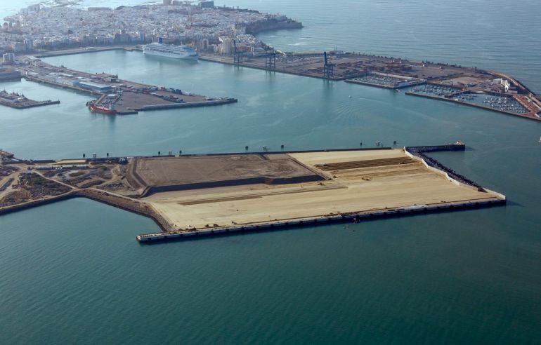 Vista aérea de la nueva terminal de contenedores de Cádiz con el puerto al fondo