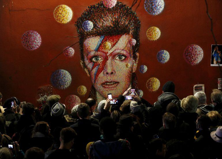 Los fans de David Bowie rindieron homenaje al cantante frente a este mural en Brixton, el barrio londinente donde había nacido