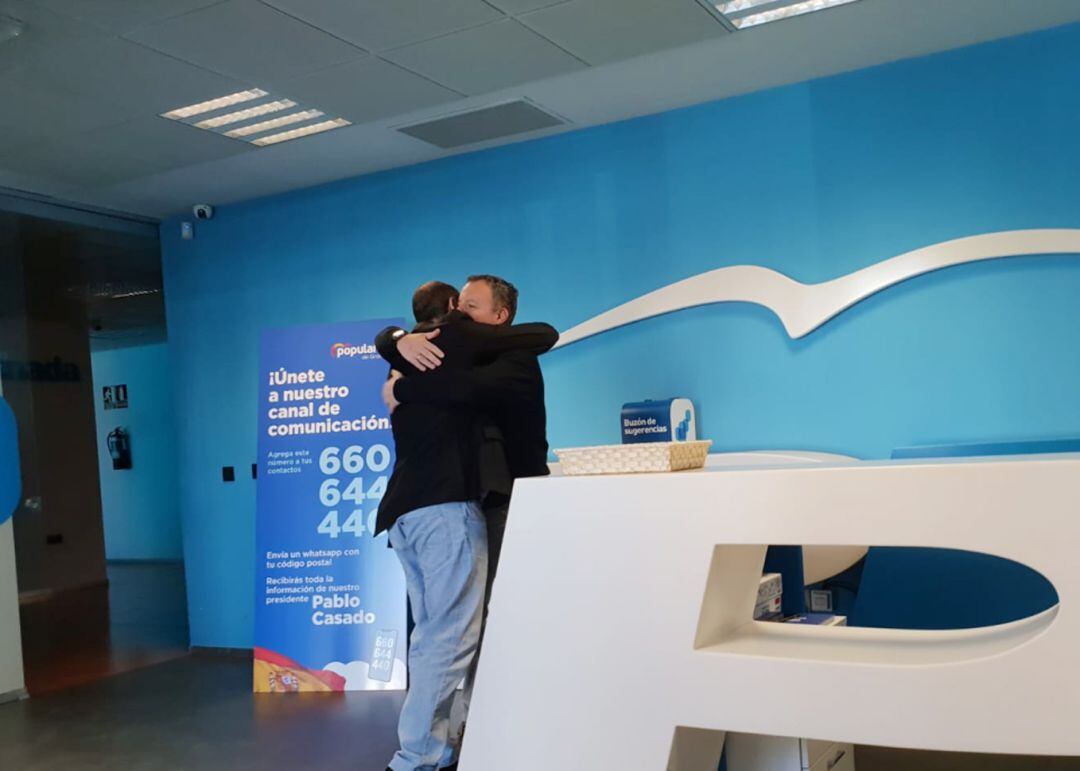 Juan García Montero, a la izquierda, se despide &#039;cordialmente&#039; del que ha sido su partido durante 30 años, el PP. En la foto, abrazo de despedida al alcalde de Alhendín, Francisco Rodríguez, en la sede provincial popular