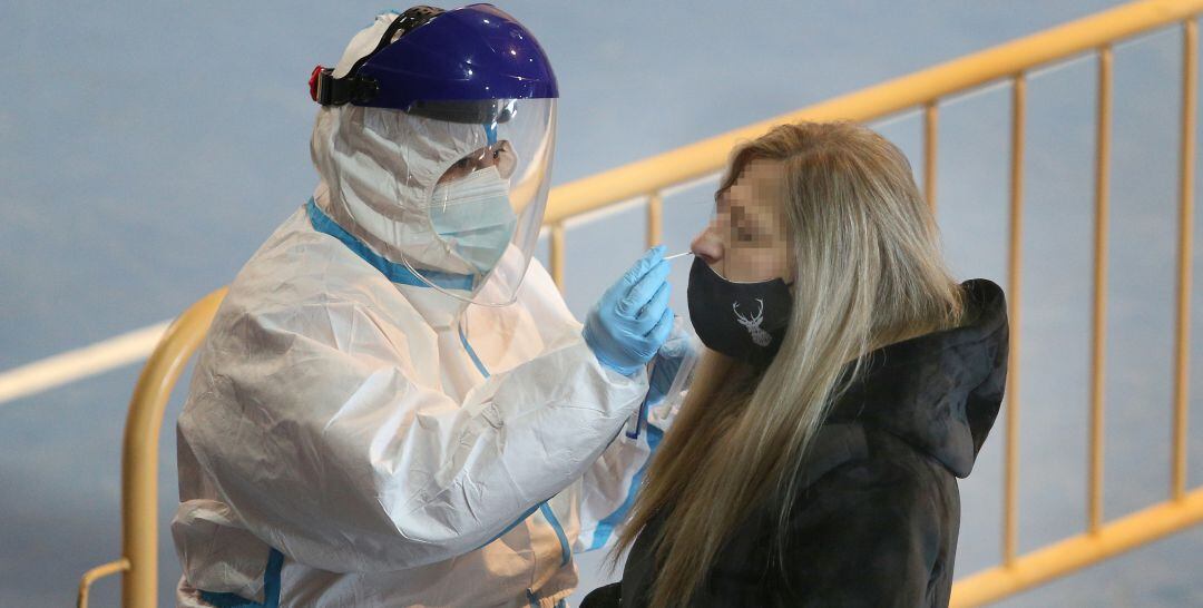 Imagen de archivo de un cribado para detectar casos de COVID-19