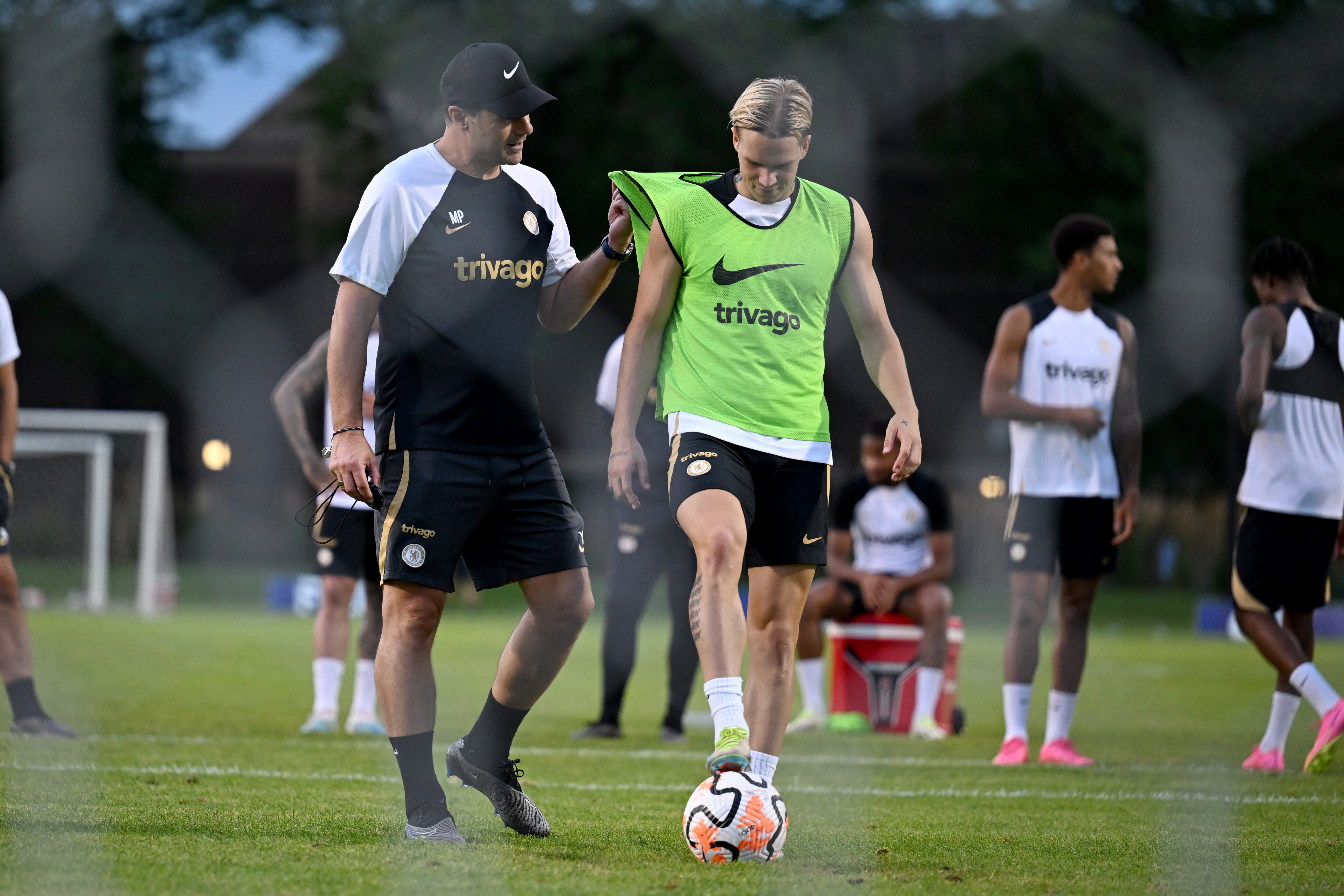 Mauricio Pochettino habla con Mykhailo Mudryk durante un entrenamiento del Chelsea