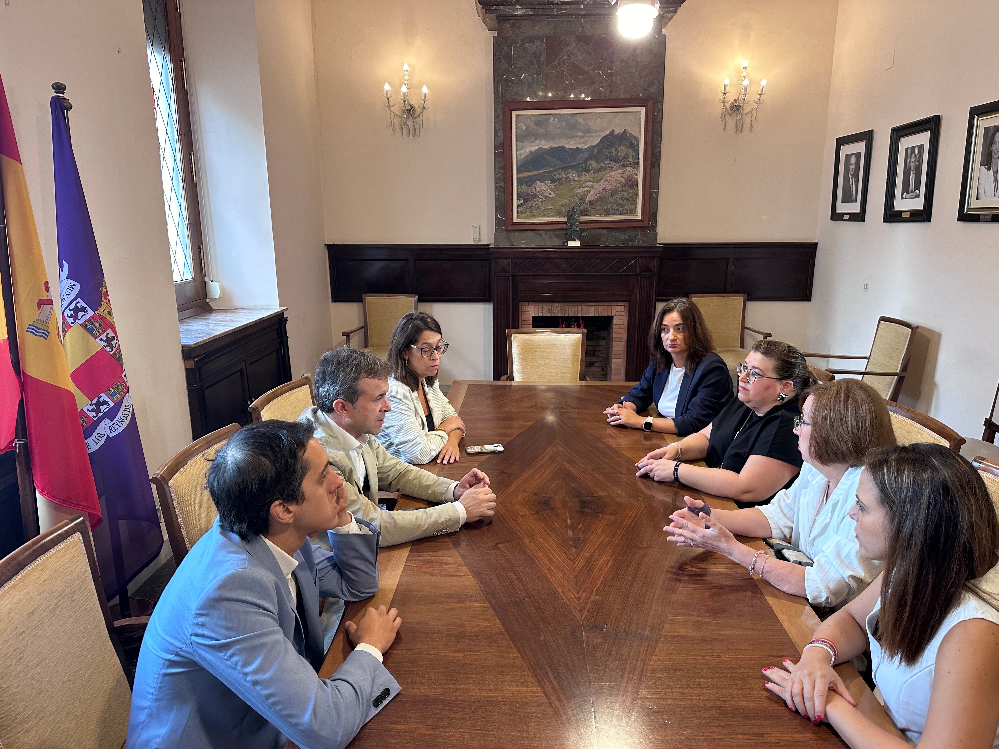 Miembros de Ajicam se reúnen con el alcalde y concejales del Ayuntamiento de Jaén.