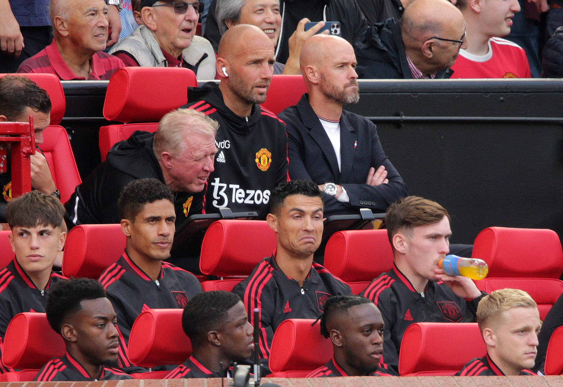 Ten Hag y Cristiano en el banquillo del Manchester United