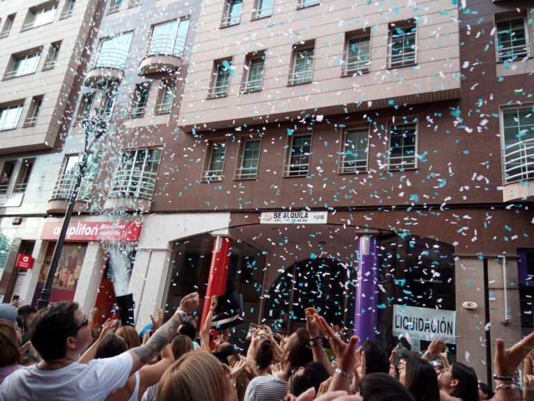 Lanzamiento del confeti con premio