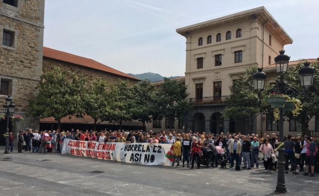 Unas 200 personas se han concentrado en la plaza del Ayuntamiento de Ugoa en protesta por la visita de Albert Rivera.