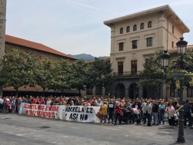 Unas 200 personas se han concentrado en la plaza del Ayuntamiento de Ugoa en protesta por la visita de Albert Rivera.