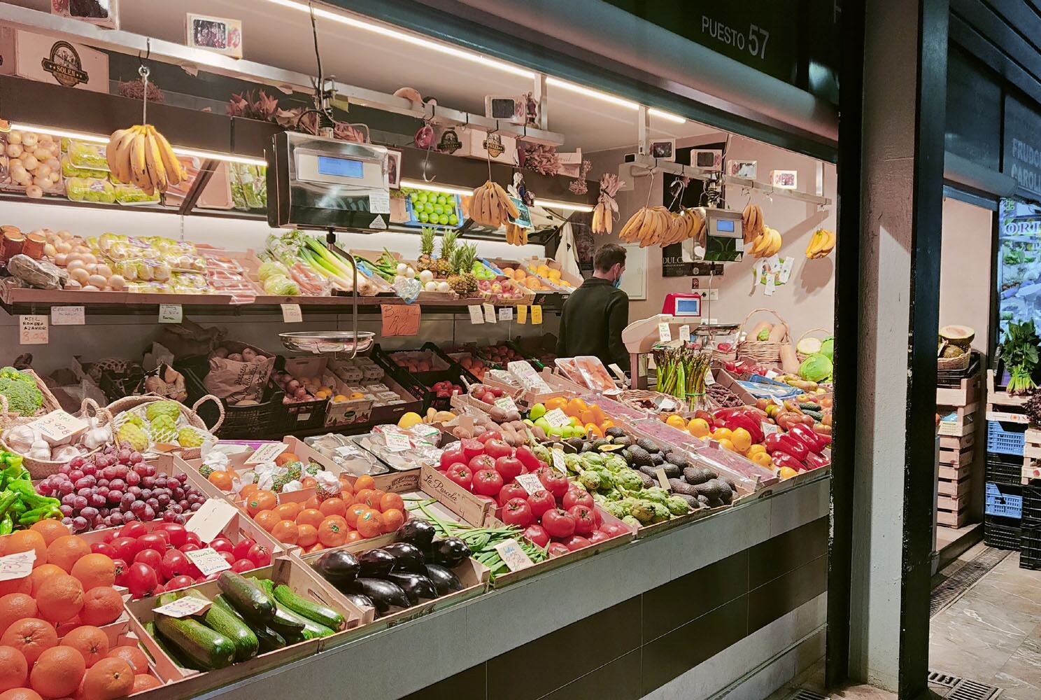 Un puesto de frutas y verduras del Mercado de San Agustín, en Granada