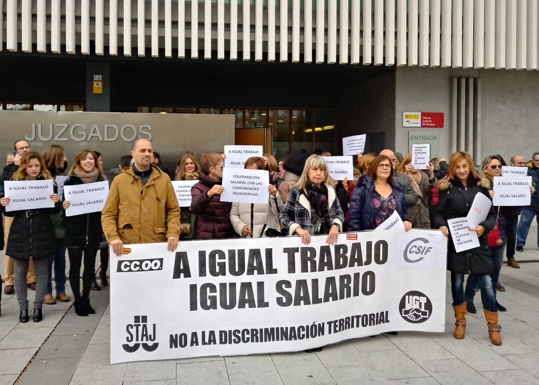 Funacionarios de Justicia protestan ante el edificio de juzgados de Burgos