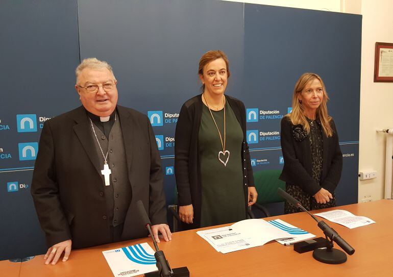 Manuel Herrero (i), Obispo de Palencia, Ángeles armisén (c), Presidenta de la Diputación y Carmen Fernández (d), Diputada de Cultura
