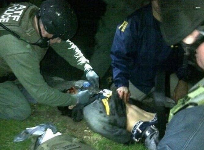 Dzhokhar Tsarnaev es atendido por los agentes tras ser capturado