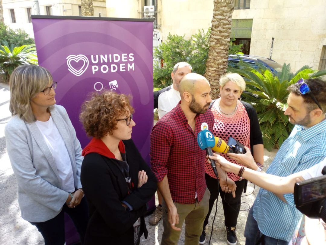 Xavier López junto con miembros de su candidatura presentando las propuestas en materia LGTBI